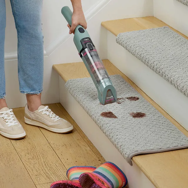 Cleaning a carpeted stair tread